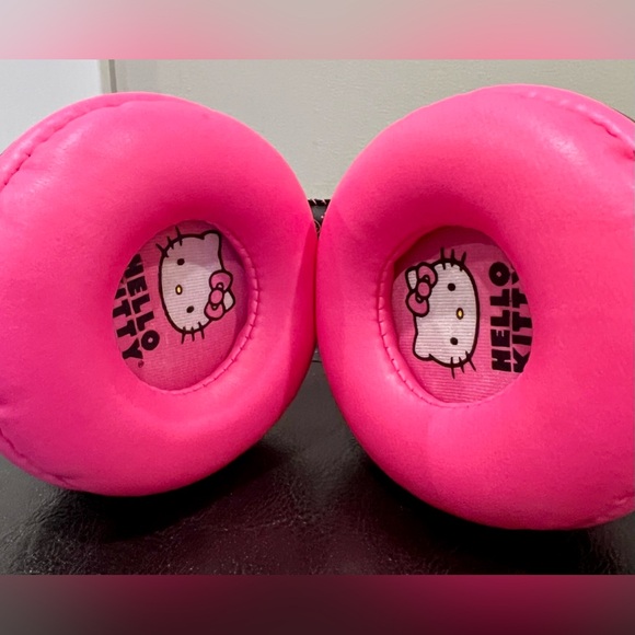 Hello Kitty wired headphones. Never used. Excellent condition. - Picture 2 of 9